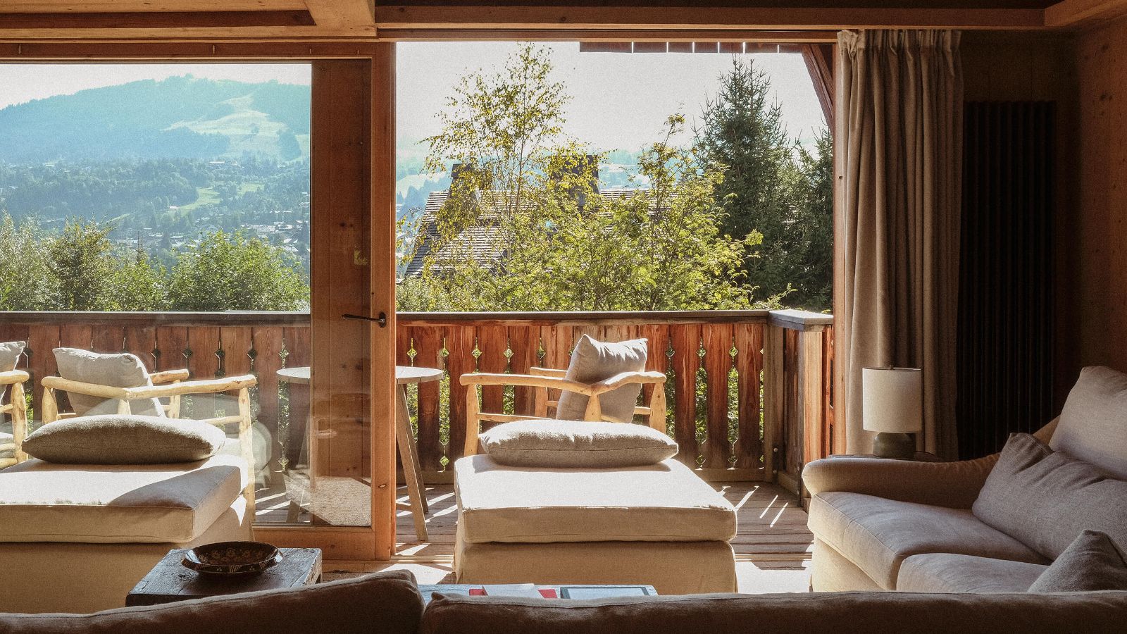 Luxury-Ski-Chalet-Megeve-Chalet-E-Oxford-Ski-Bedroom (5).jpg