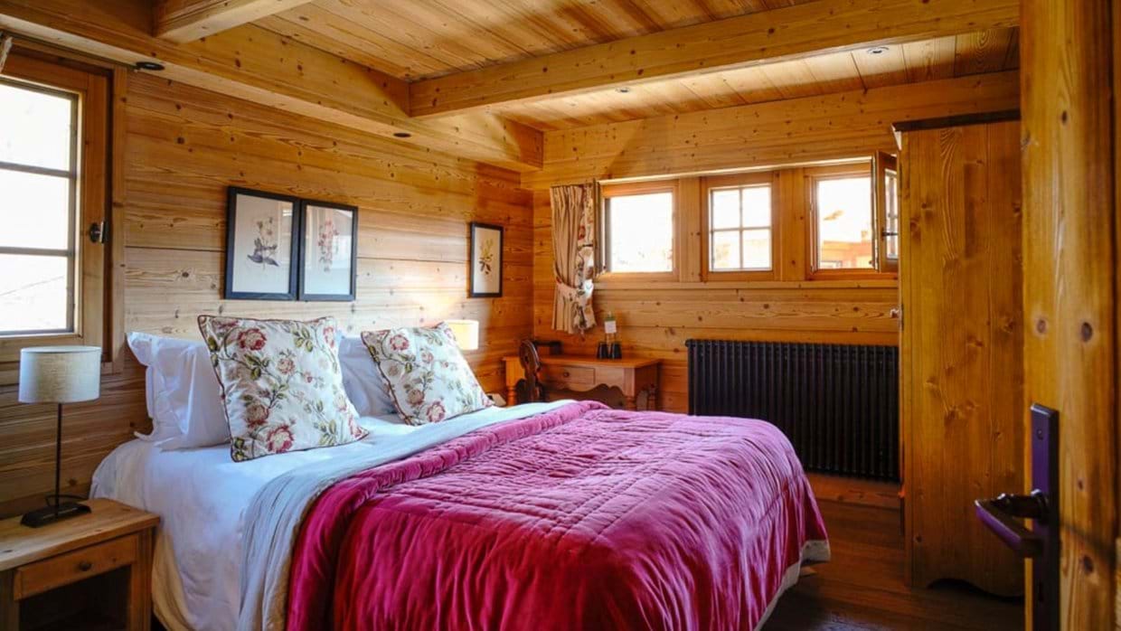 Luxury-Ski-Chalet-Megeve-Chalet-Firmin-Oxford-Ski-Bedroom (21).jpg