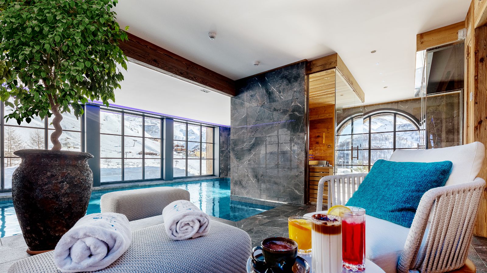 Luxury-Ski-Chalet-Cervinia-Chalet-La-Fenice-Oxford-Ski-Bedroom (4).jpg