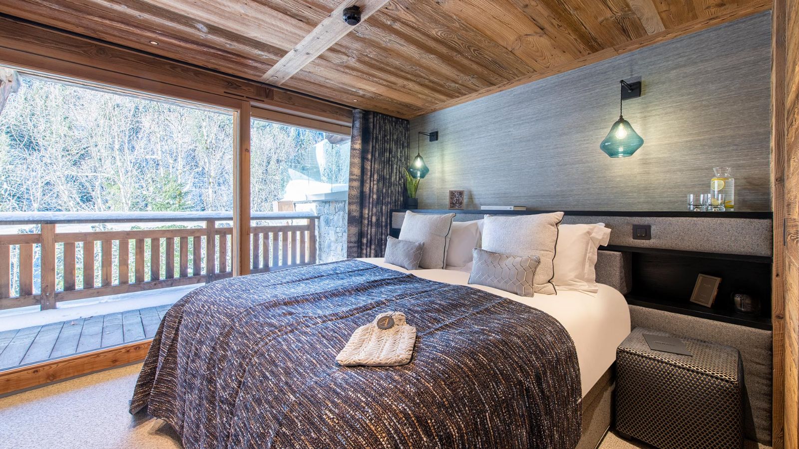 Luxury-Ski-Chalet-Morzine-Chalet-Tataali-Oxford-Ski-Bedroom (4).jpg