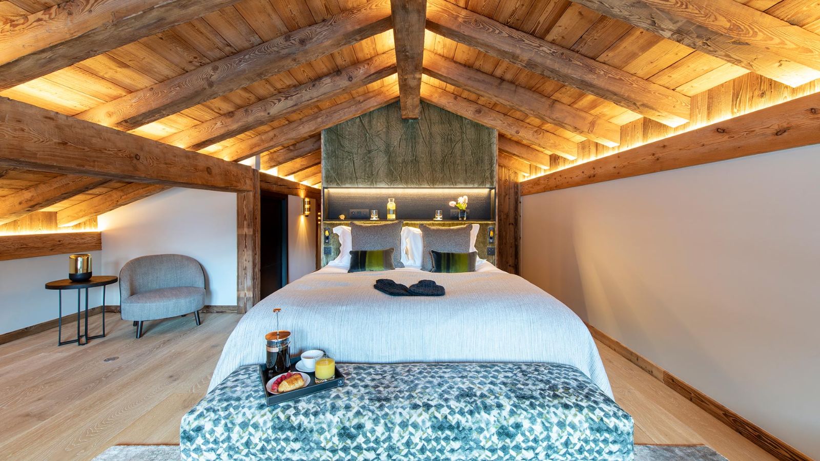 Luxury-Ski-Chalet-Morzine-Chalet-Tataali-Oxford-Ski-Bedroom (29).jpg