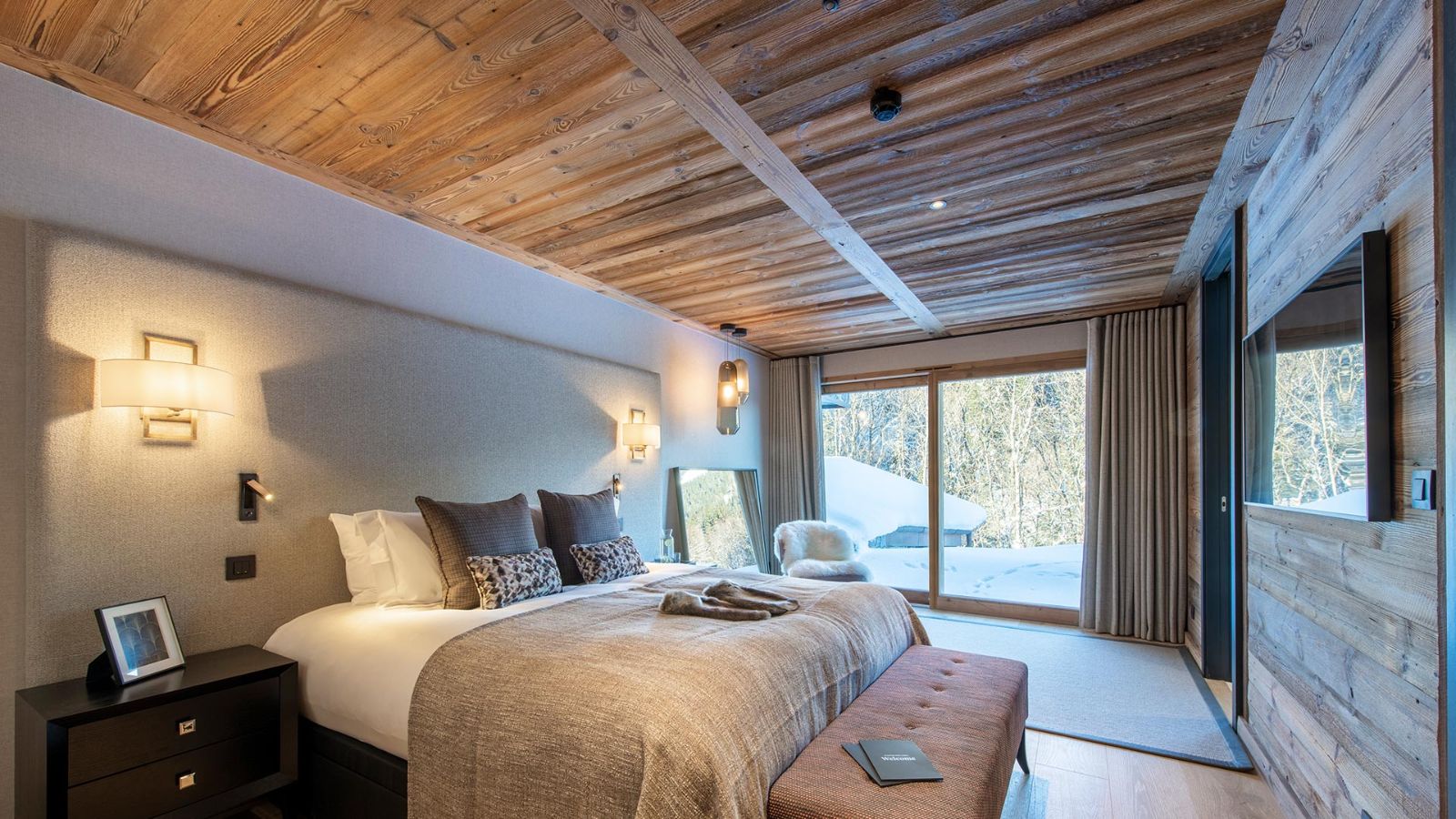 Luxury-Ski-Chalet-Morzine-Chalet-Tataali-Oxford-Ski-Bedroom (31).jpg