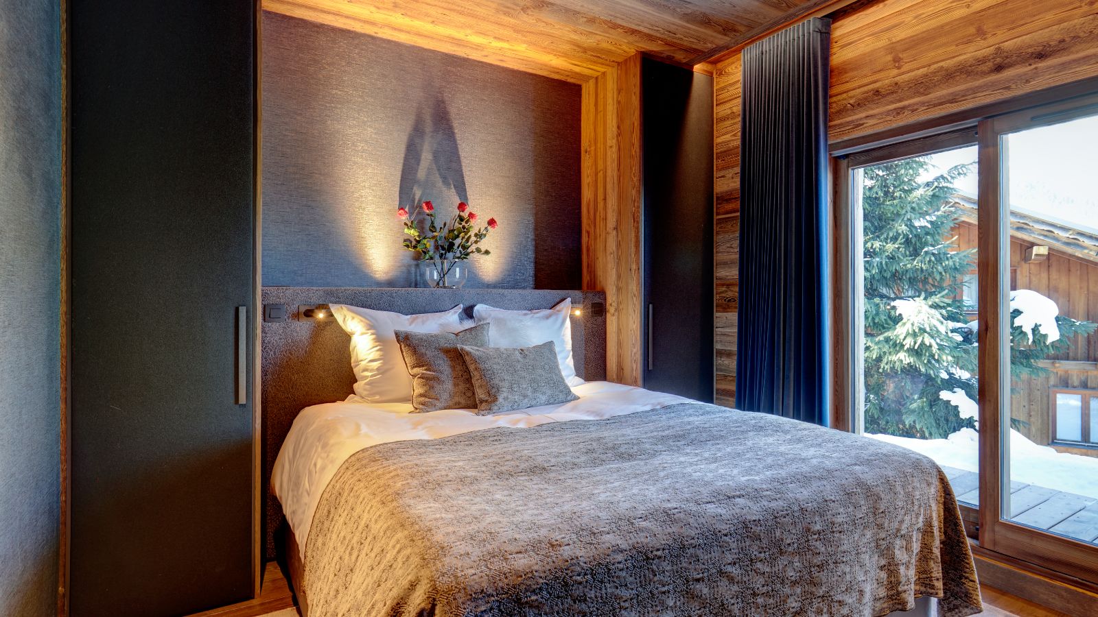 Luxary-ski-chalet-Chalet-Megeve-Menor-Oxford-ski-Bedroom(1).jpg