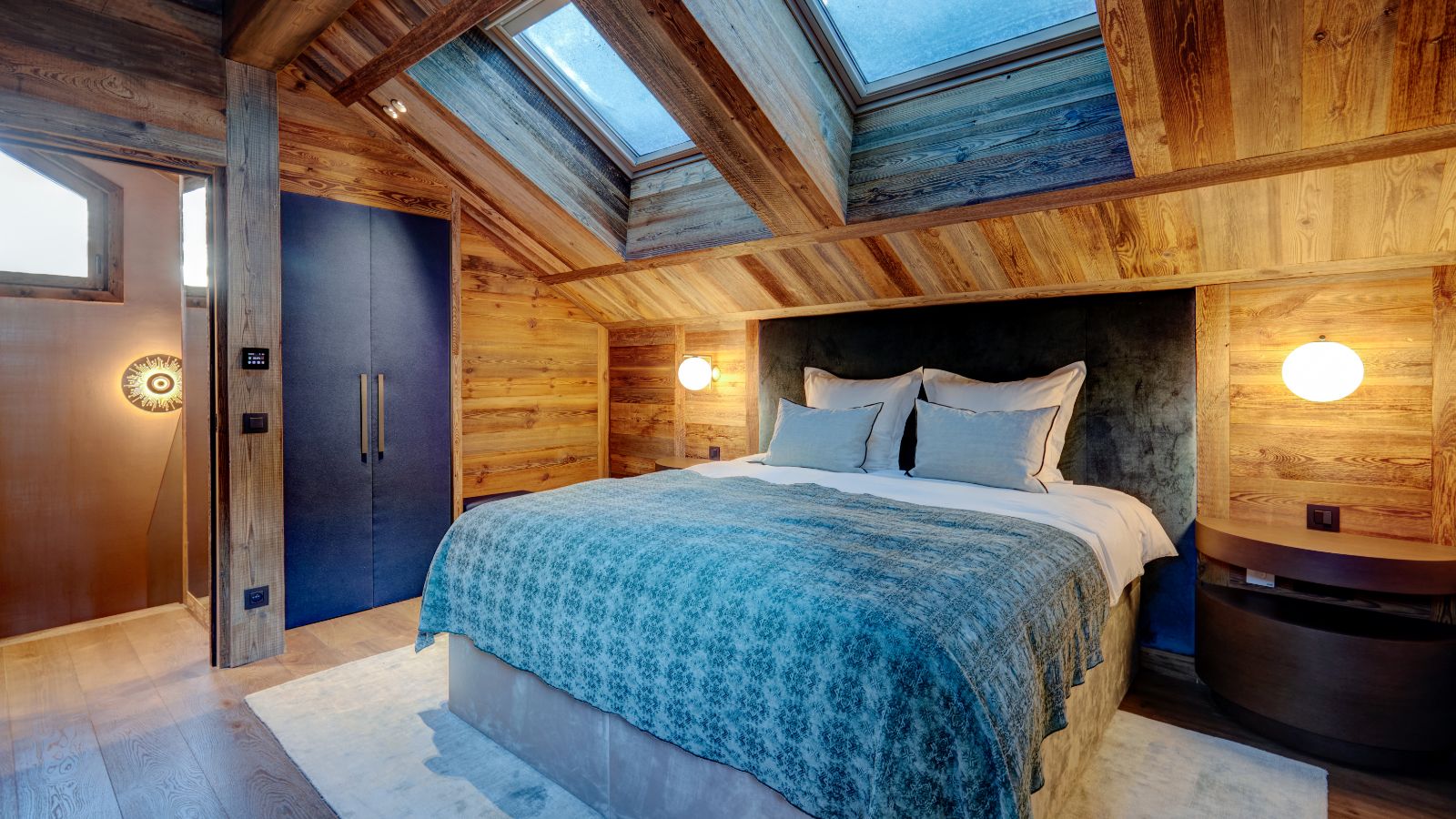Luxary-ski-chalet-Chalet-Megeve-Menor-Oxford-ski-Bedroom(2).jpg