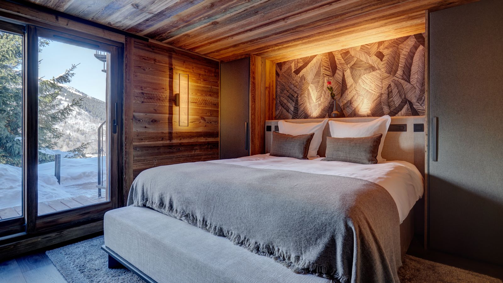 Luxary-ski-chalet-Chalet-Megeve-Menor-Oxford-ski-Bedroom(3).jpg