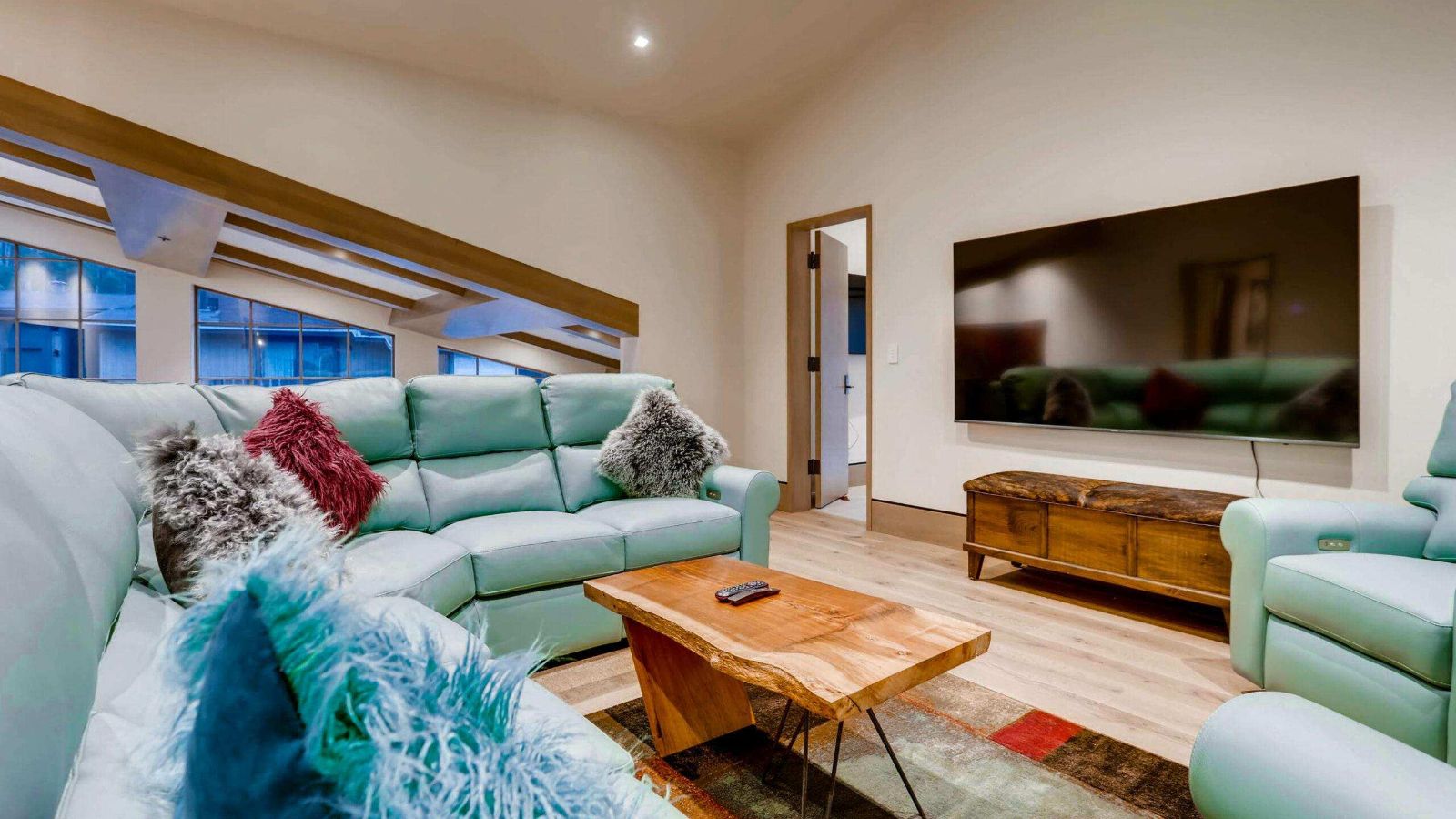 Luxury-Ski-Chalet-Vail-Gondola One-Oxford-Ski-Lounge (2).jpg