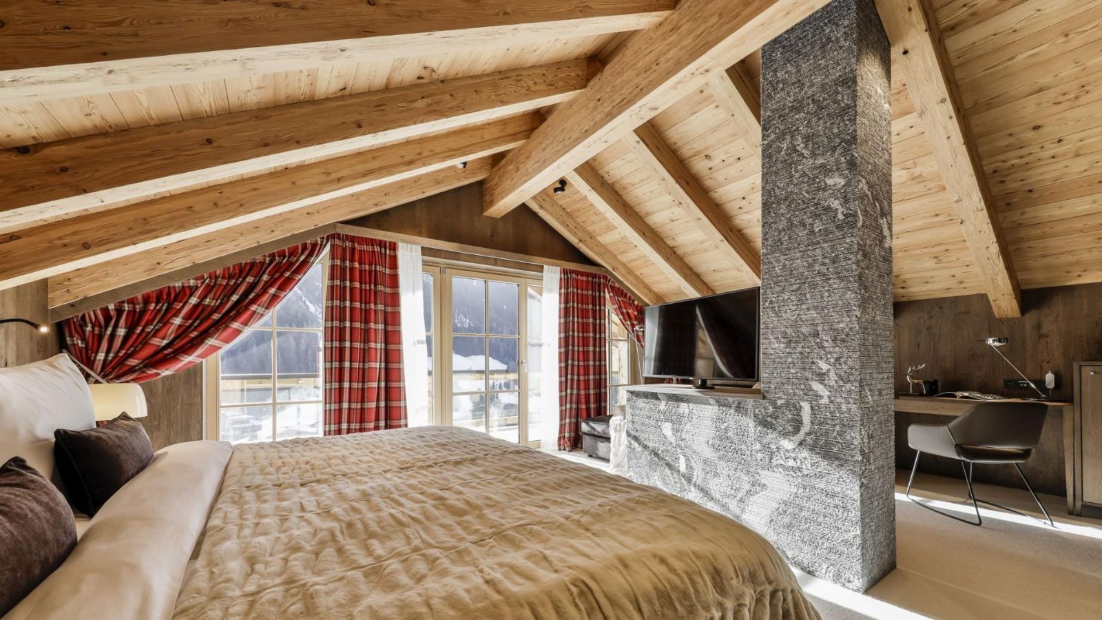 Luxury-Ski-Chalet-St Anton-Lena-Oxford-Ski- Bedroom(2).jpg