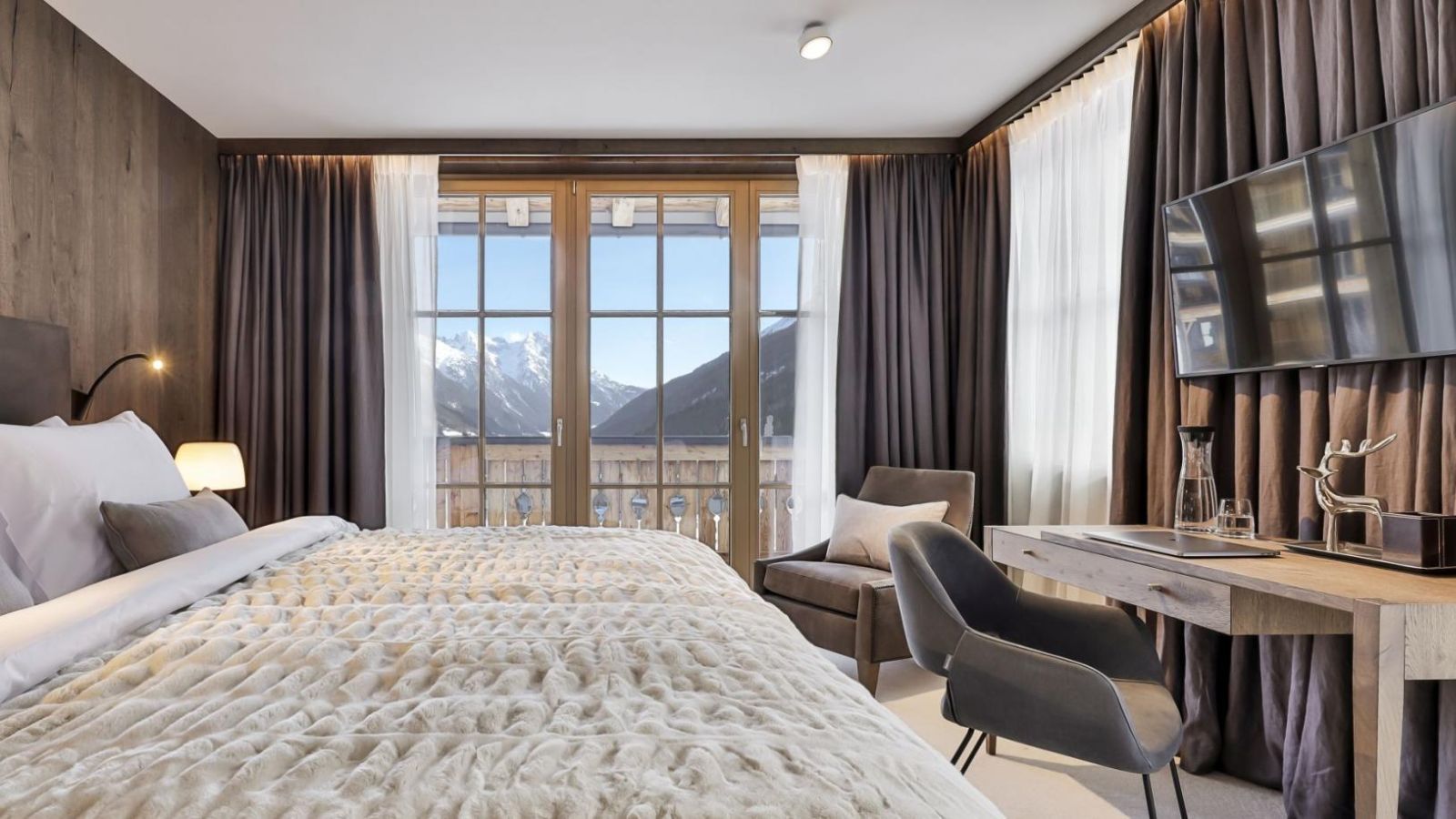 Luxury-Ski-Chalet-St Anton-Lena-Oxford-Ski- Bedroom(4).jpg