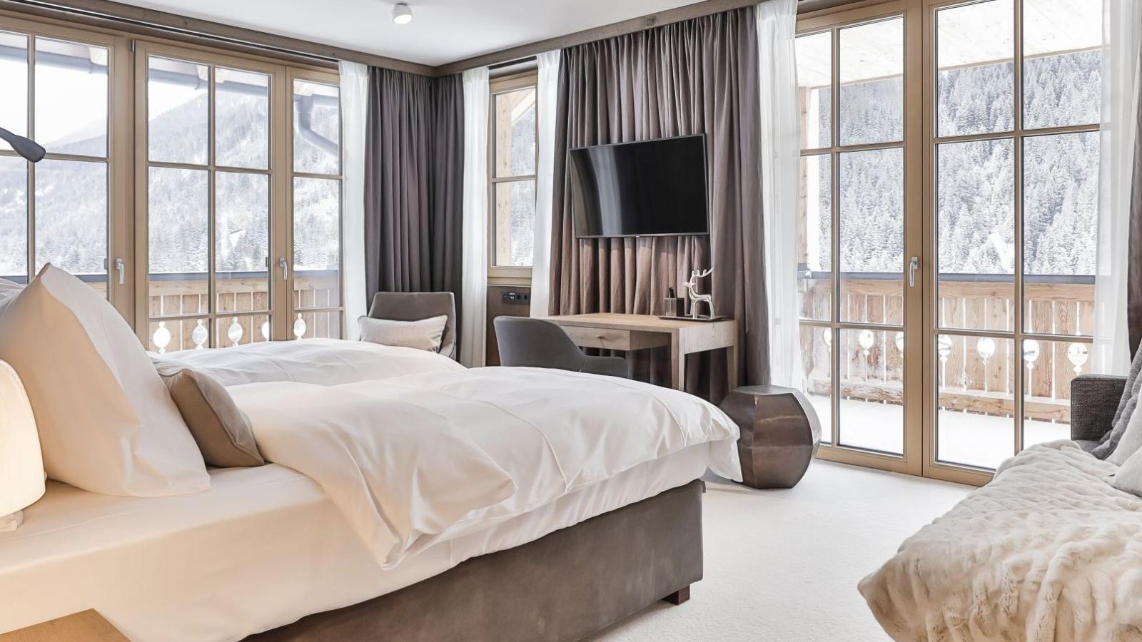 Luxury-Ski-Chalet-St Anton-Lena-Oxford-Ski- Bedroom(5).jpg