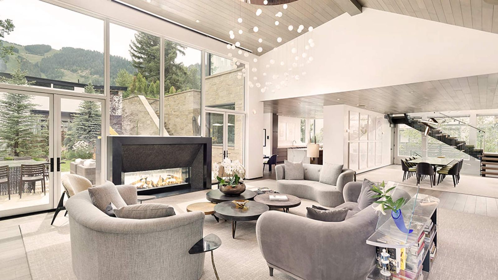 Luxury-Ski-chalet-Aspen-Aspen Sleek-Oxford-Ski-Lounge (2) .jpg