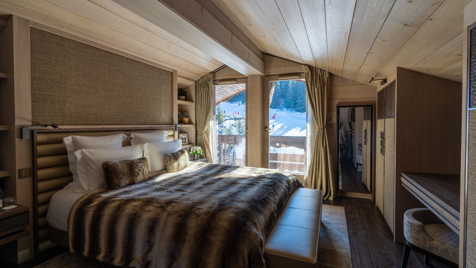 Luxury-ski-chalet- Courchevel- L'Empyree 1850-Oxford- ski-Bedroom(3).jpg