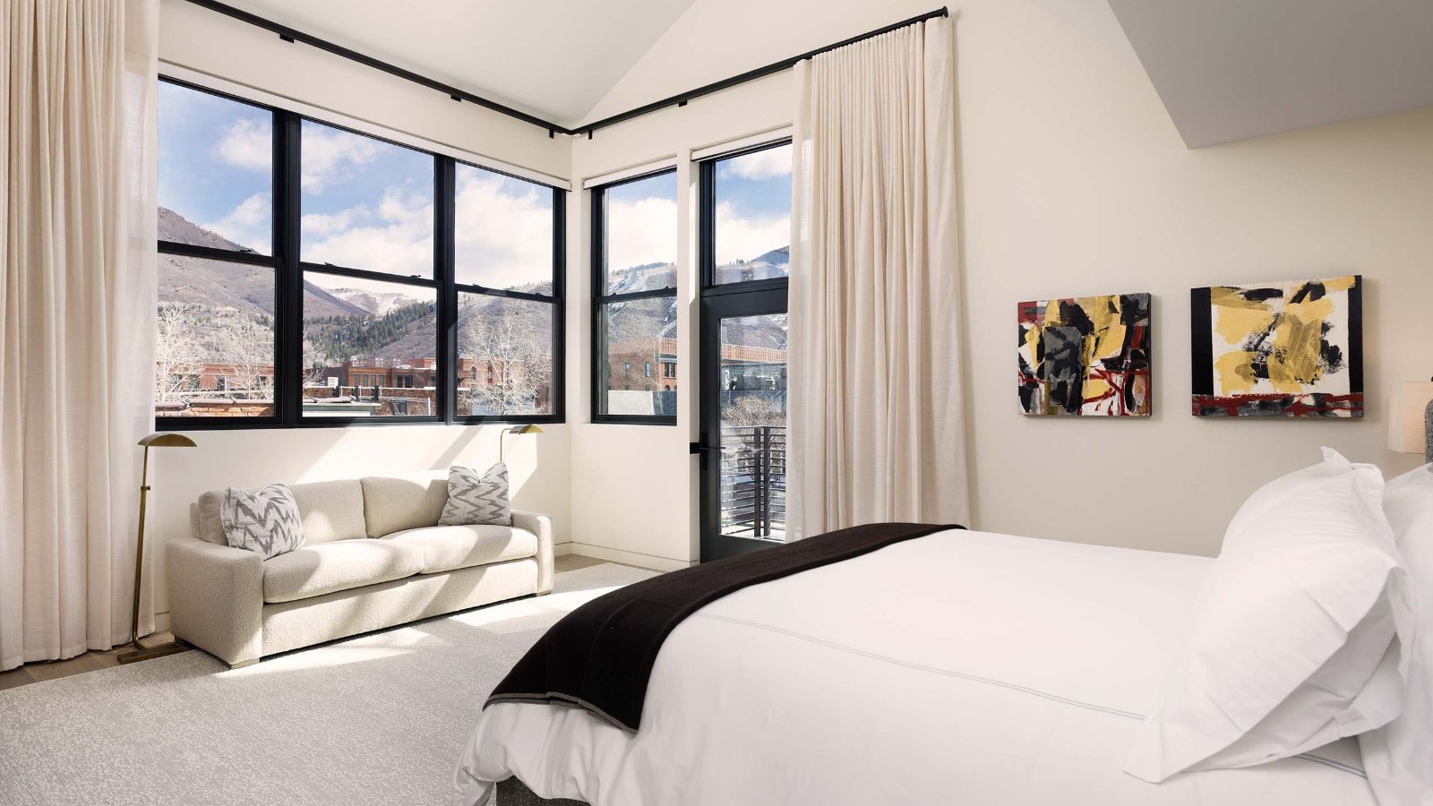 Luxury-ski-chalet- Aspen-Mountain Forge-Oxford-ski-Bedroom(1).jpg