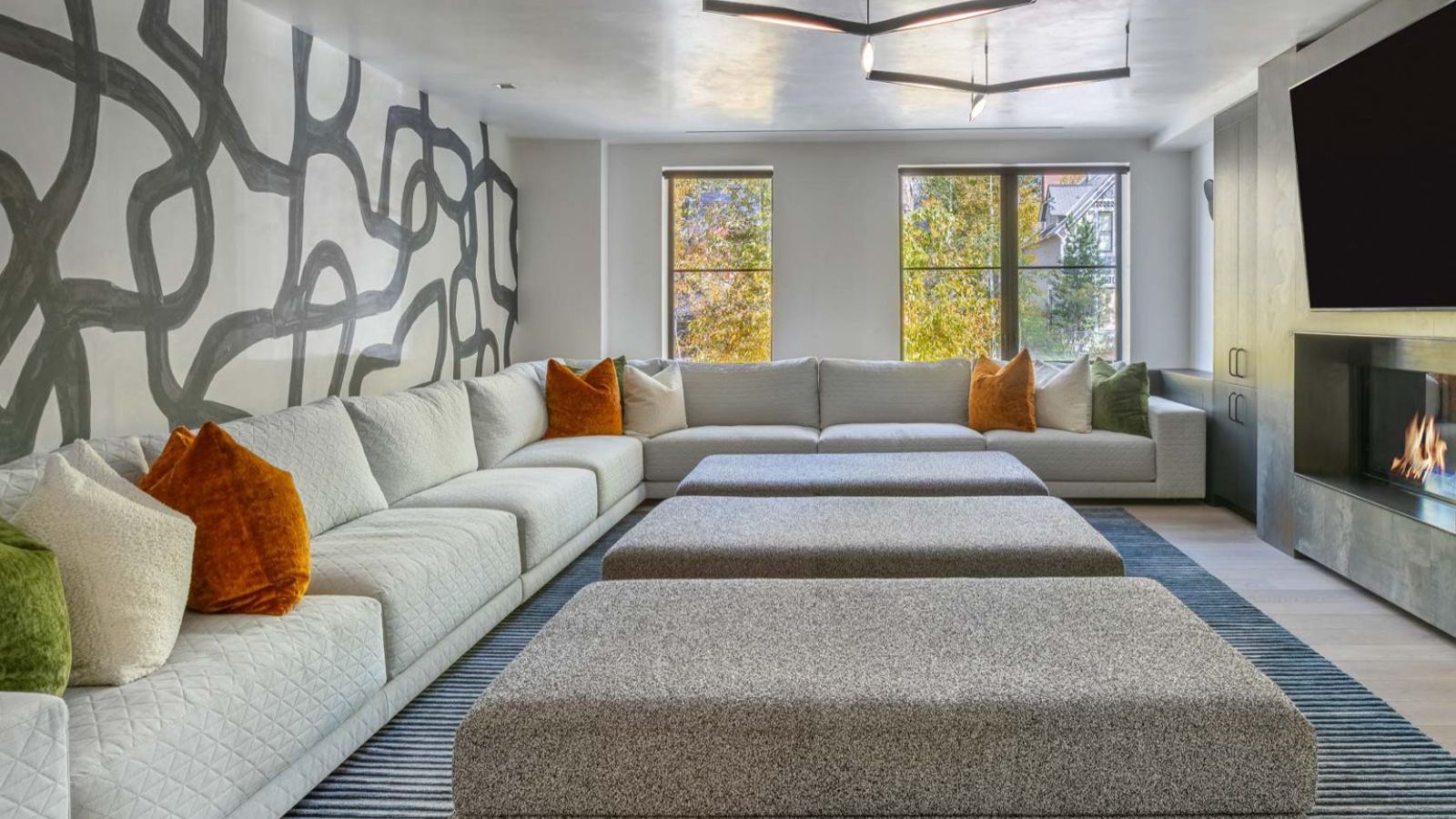 Luxury-Ski-Chalet-Aspen-Aspen-Street-Lodge-Oxford-Ski-TVLounge (3).jpeg