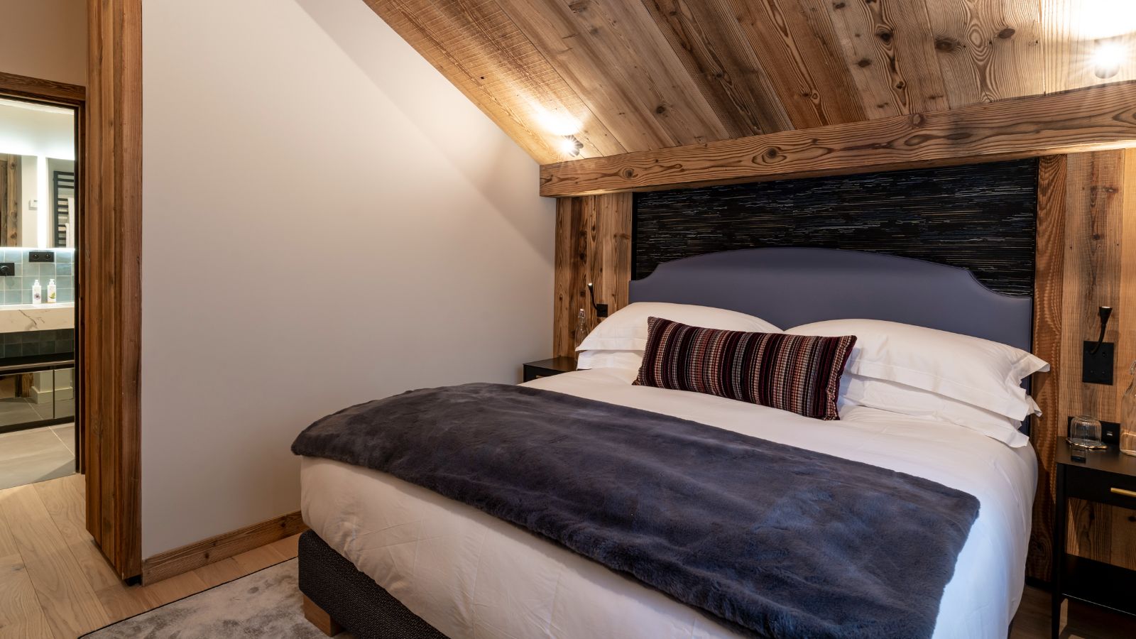 Luxury-Ski-Chalet-Meribel-Chalet-Le-Cygne-Oxford-Ski-Bedroom1.jpg