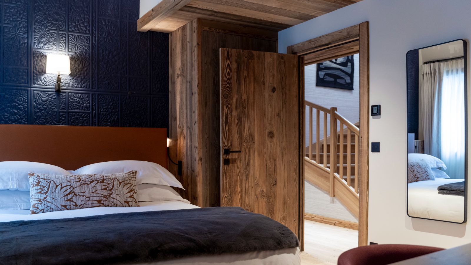 Luxury-Ski-Chalet-Meribel-Chalet-Le-Cygne-Oxford-Ski-Bedroom2.jpg
