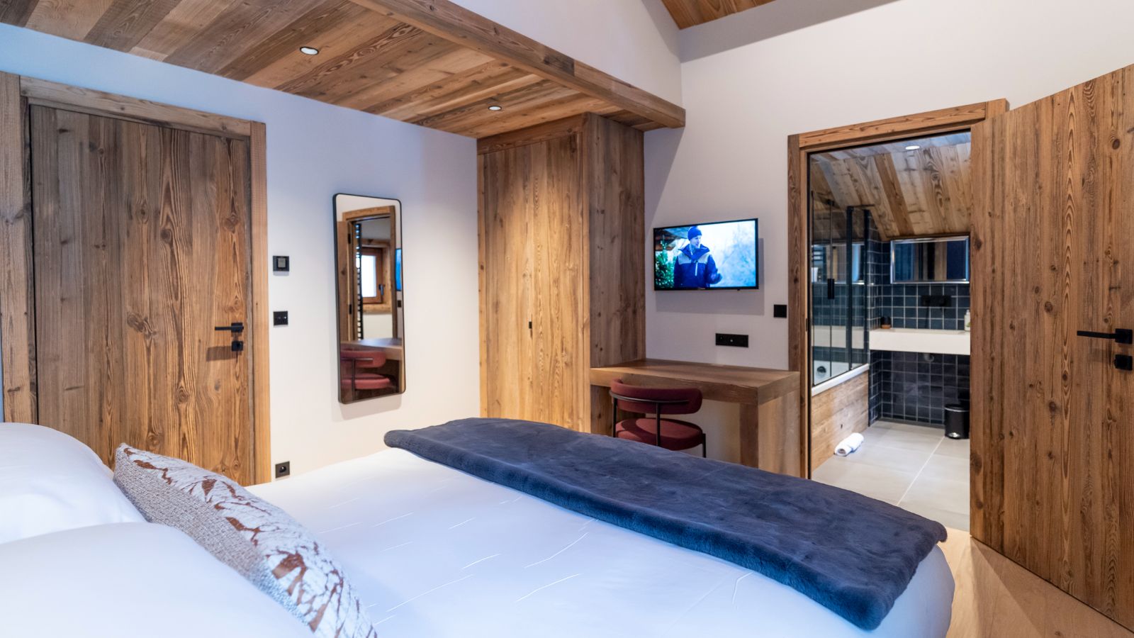 Luxury-Ski-Chalet-Meribel-Chalet-Le-Cygne-Oxford-Ski-Bedroom3.jpg
