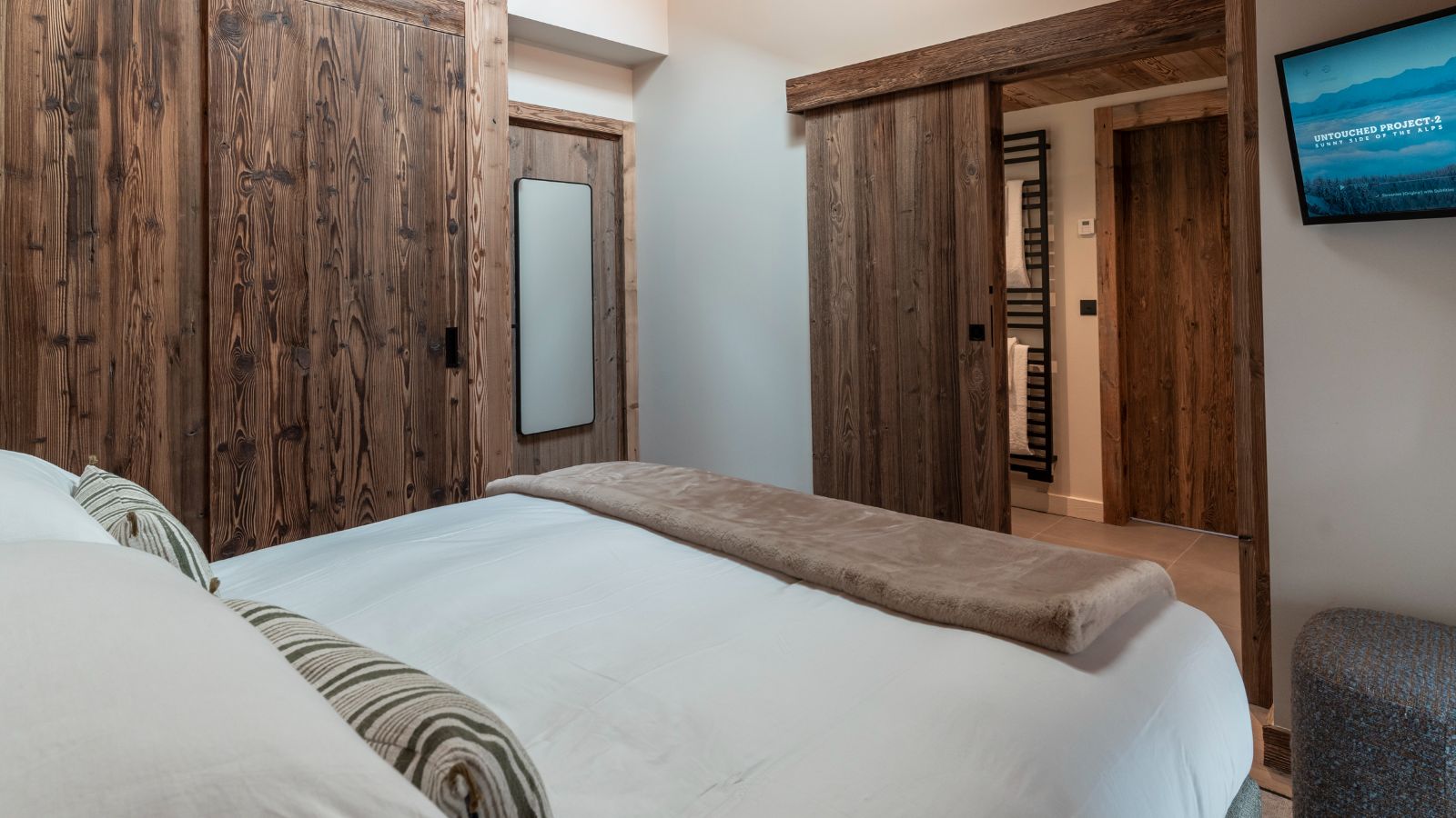 Luxury-Ski-Chalet-Meribel-Chalet-Le-Cygne-Oxford-Ski-Bedroom5.jpg
