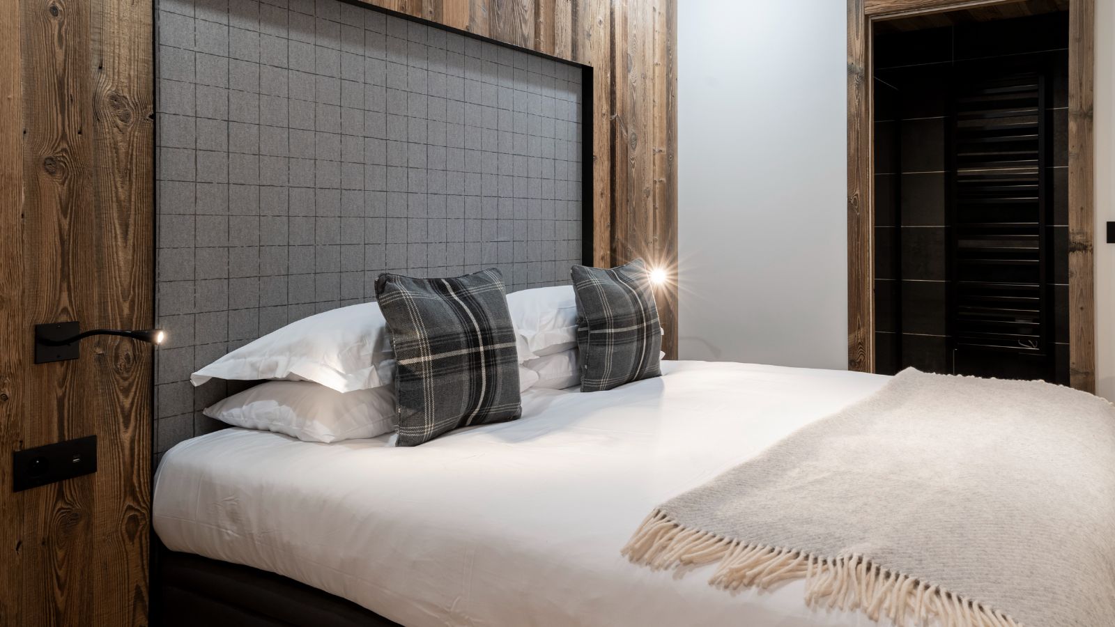 Luxury-Ski-Chalet-Meribel-Little-Bear-Oxford-Ski-Bedroom (9).jpg