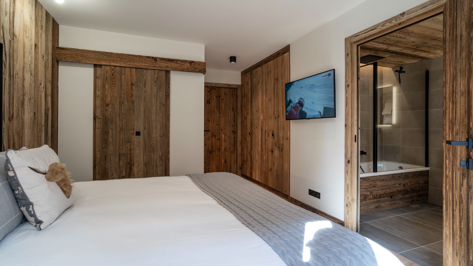 Luxury-Ski-Chalet-Meribel-Little-Bear-Oxford-Ski-Bedroom (13).jpg