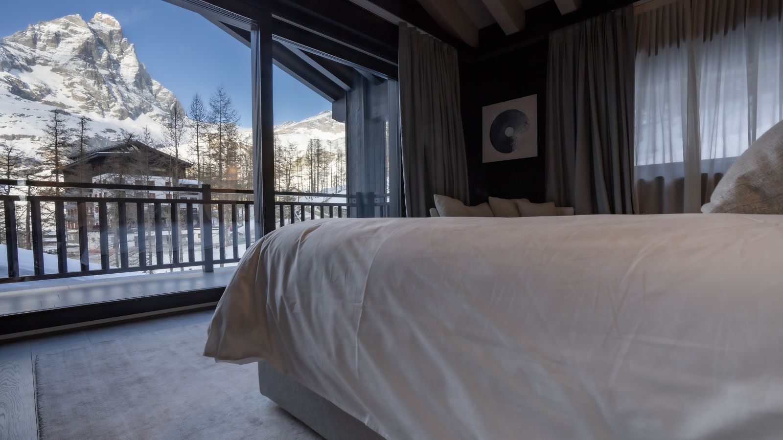Luxury-Ski-Chalet-Cervinia-Il-Gufo-Oxford-Ski-Bedroom (5).jpg