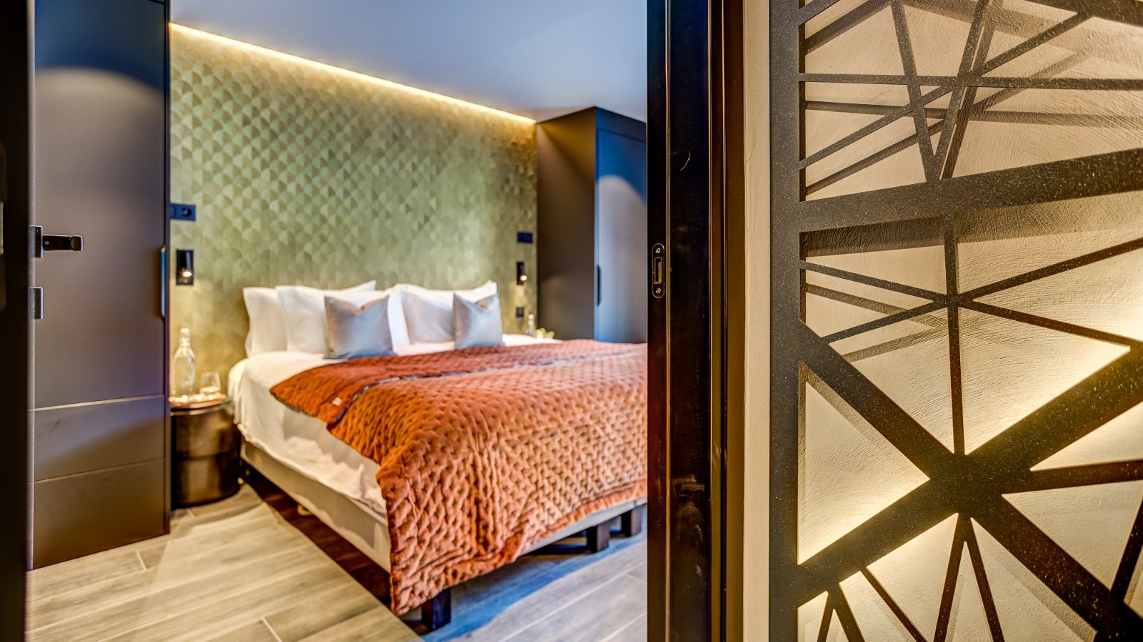 Luxury-Ski-Chalet-Chamonix-Chalet-Les Melezes-Oxford-Ski-Bedroom (10).jpg