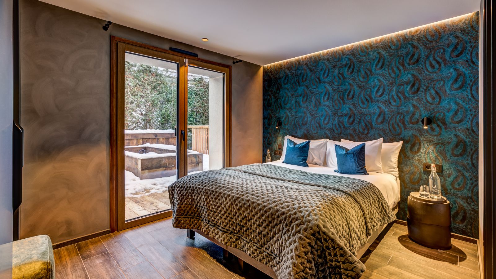 Luxury-Ski-Chalet-Chamonix-Chalet-Les Melezes-Oxford-Ski-Bedroom (11).jpg