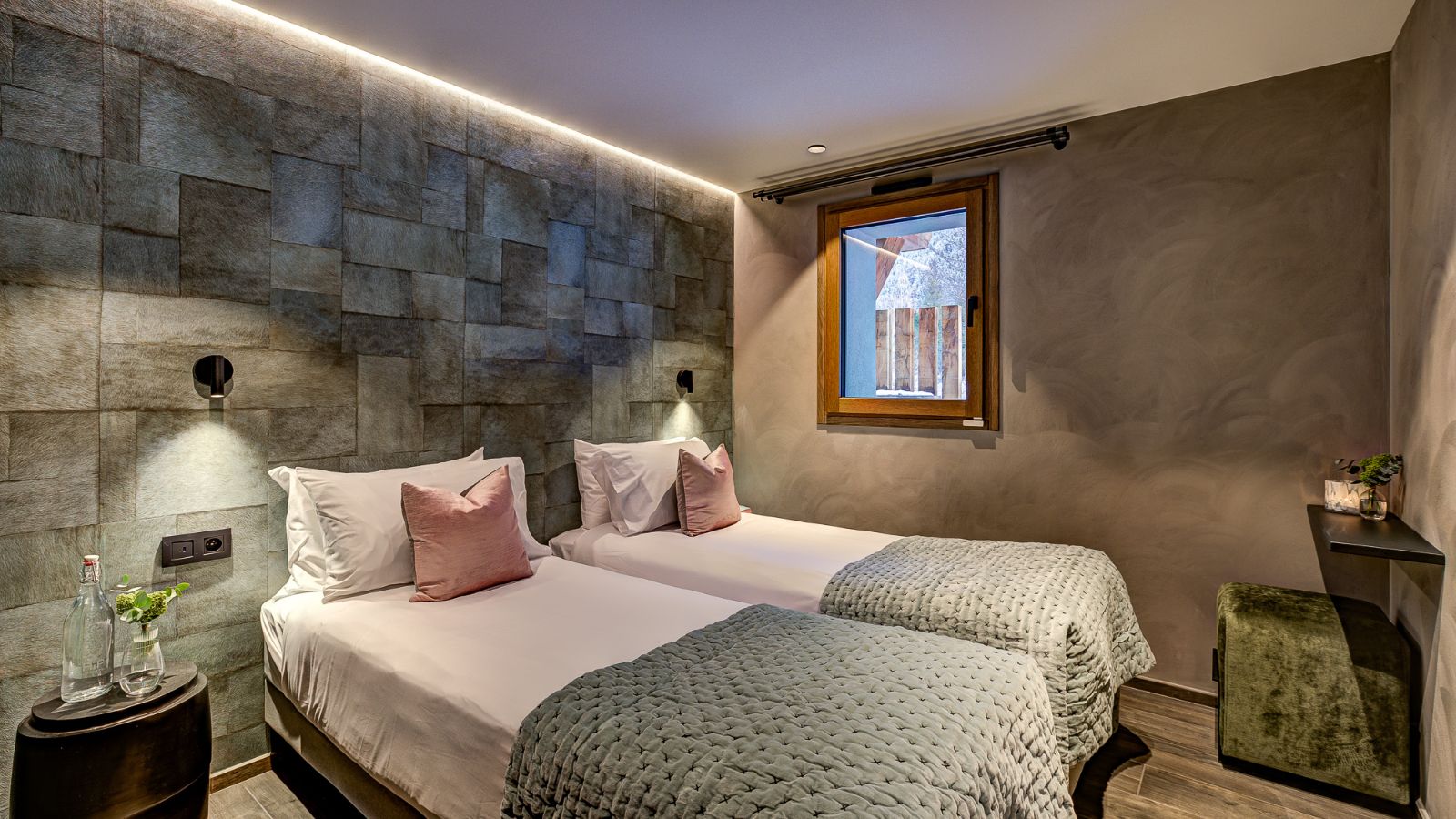 Luxury-Ski-Chalet-Chamonix-Chalet-Les Melezes-Oxford-Ski-Bedroom (19).jpg