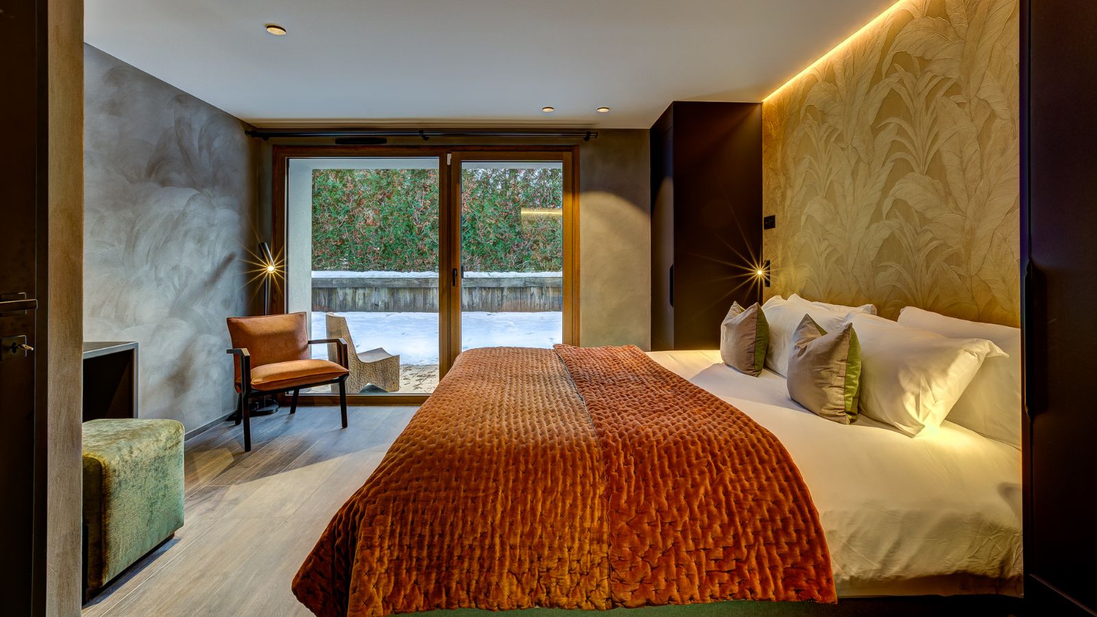 Luxury-Ski-Chalet-Chamonix-Chalet-Les Melezes-Oxford-Ski-Bedroom (20).jpg