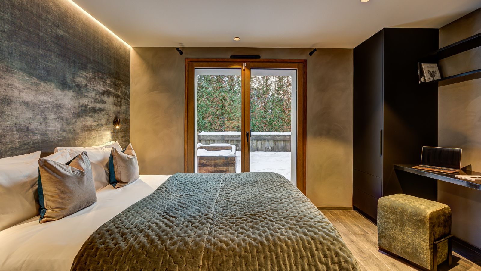 Luxury-Ski-Chalet-Chamonix-Chalet-Les Melezes-Oxford-Ski-Bedroom (21).jpg