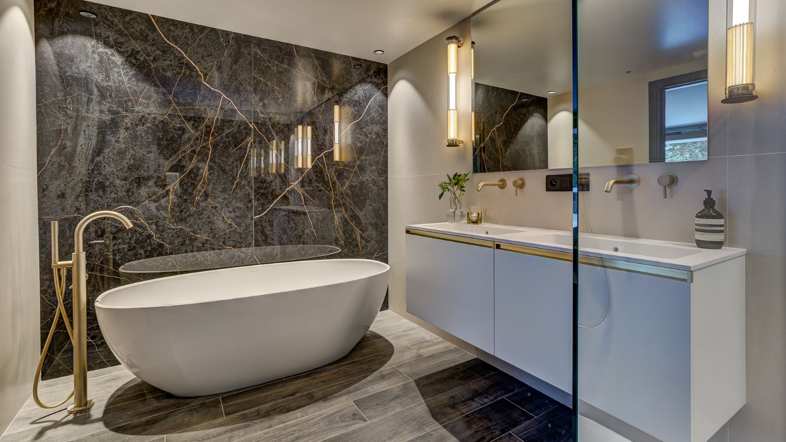 Luxury-Ski-Chalet-Chamonix-Chalet-Les Melezes-Oxford-Ski-Bathroom.jpg