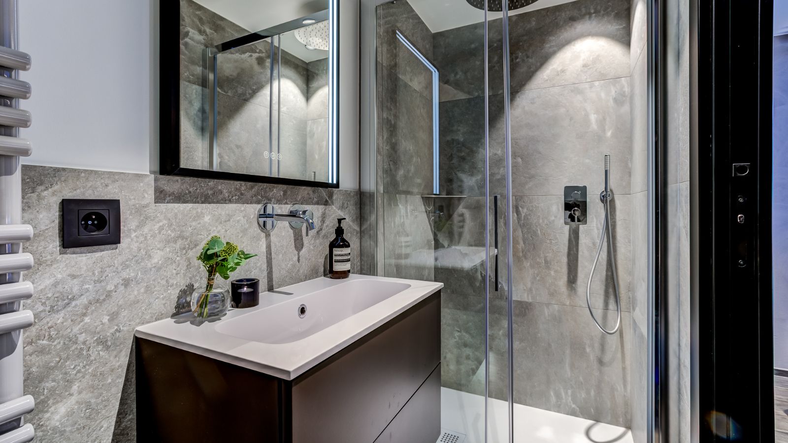 Luxury-Ski-Chalet-Chamonix-Chalet-Les Melezes-Oxford-Ski-Bathroom2.jpg