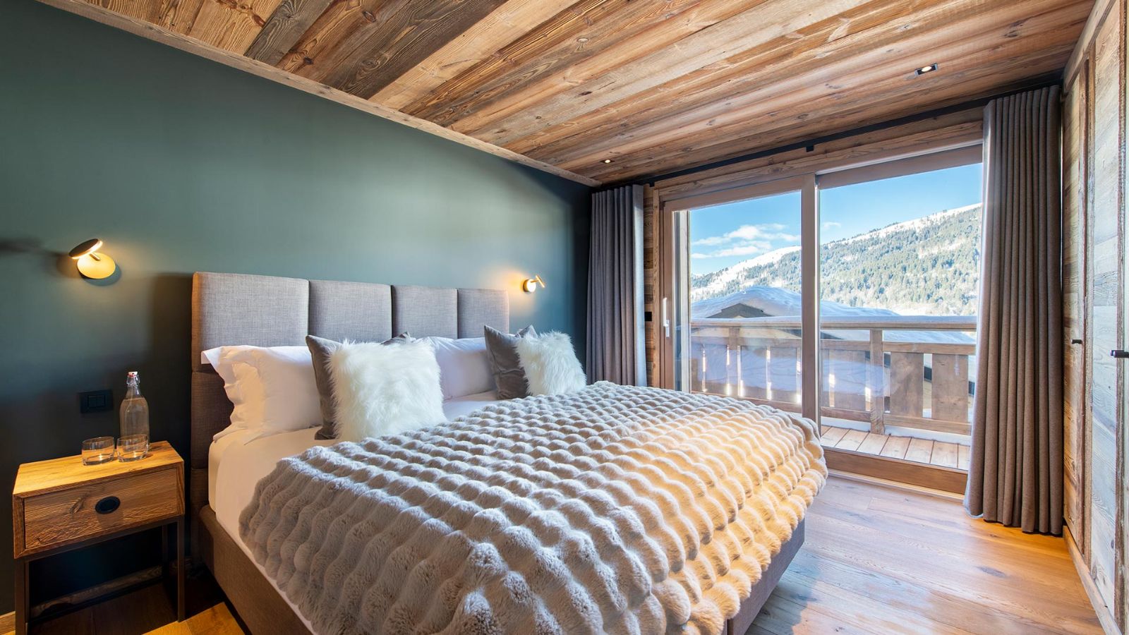 Luxury-ski-chalet-Les-Gets-Le-sapins-oxford-ski-Bedroom (1).jpg