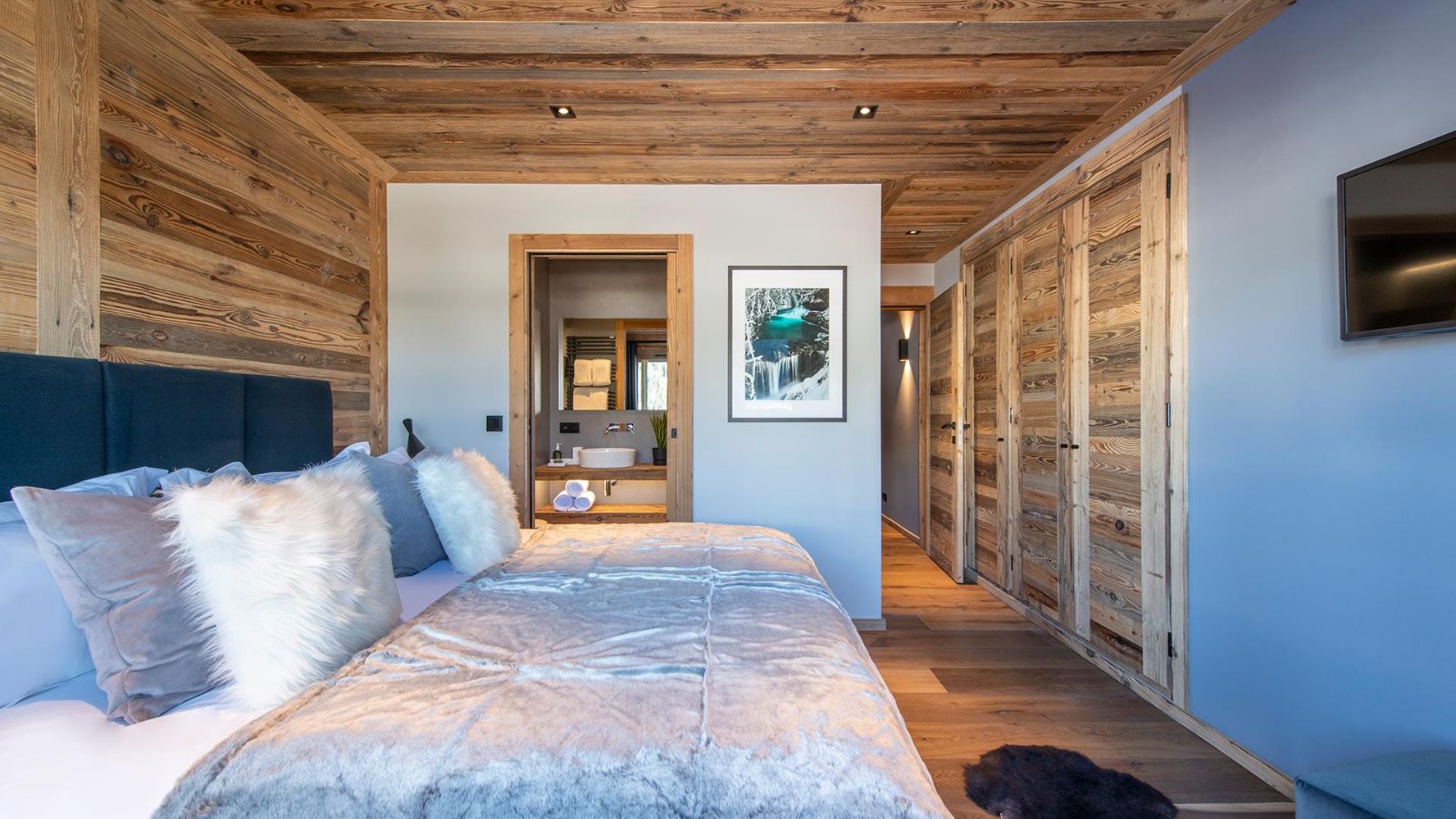 Luxury-ski-chalet-Les-Gets-Le-sapins-oxford-ski-Bedroom (14).jpg