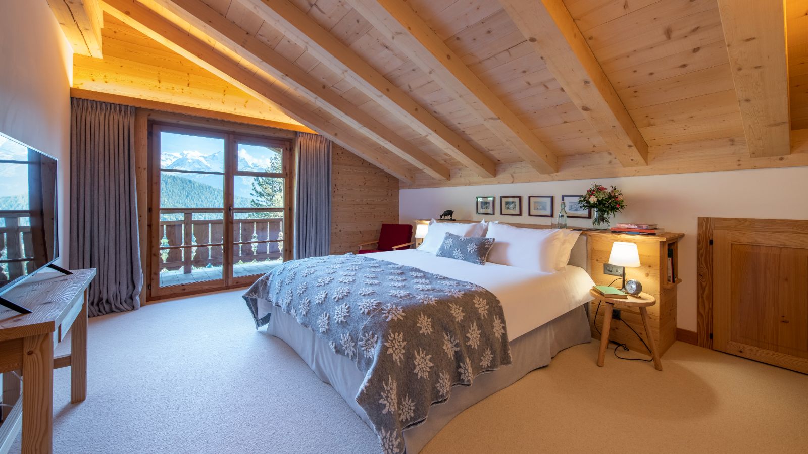 Luxury-ski-chalet-Verbier-Tire Bouchon-Oxford-Ski-Bedroom(1).jpg