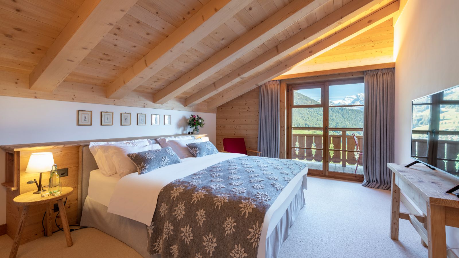 Luxury-ski-chalet-Verbier-Tire Bouchon-Oxford-Ski-Bedroom(2).jpg