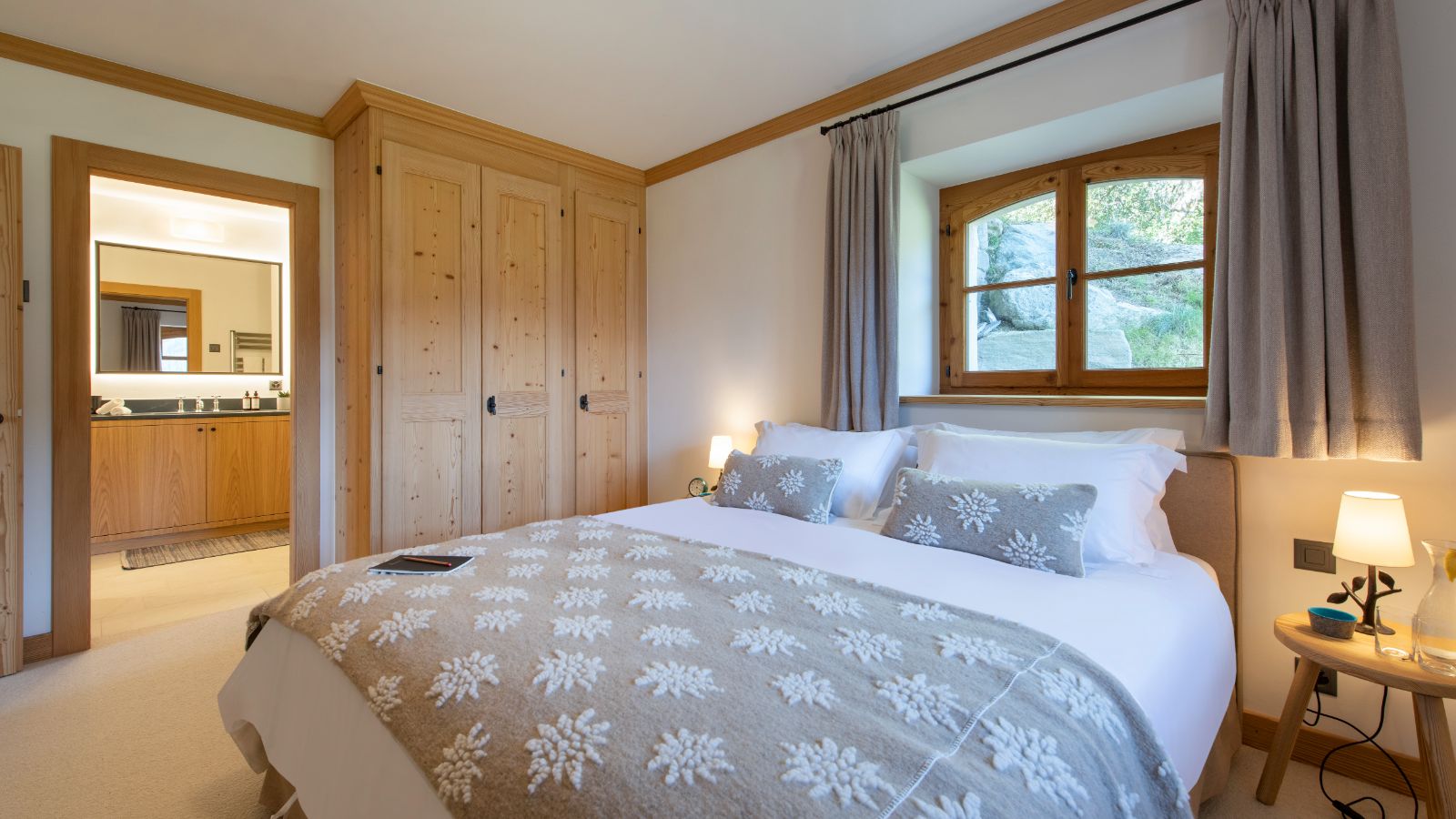 Luxury-ski-chalet-Verbier-Tire Bouchon-Oxford-Ski-Bedroom(3).jpg