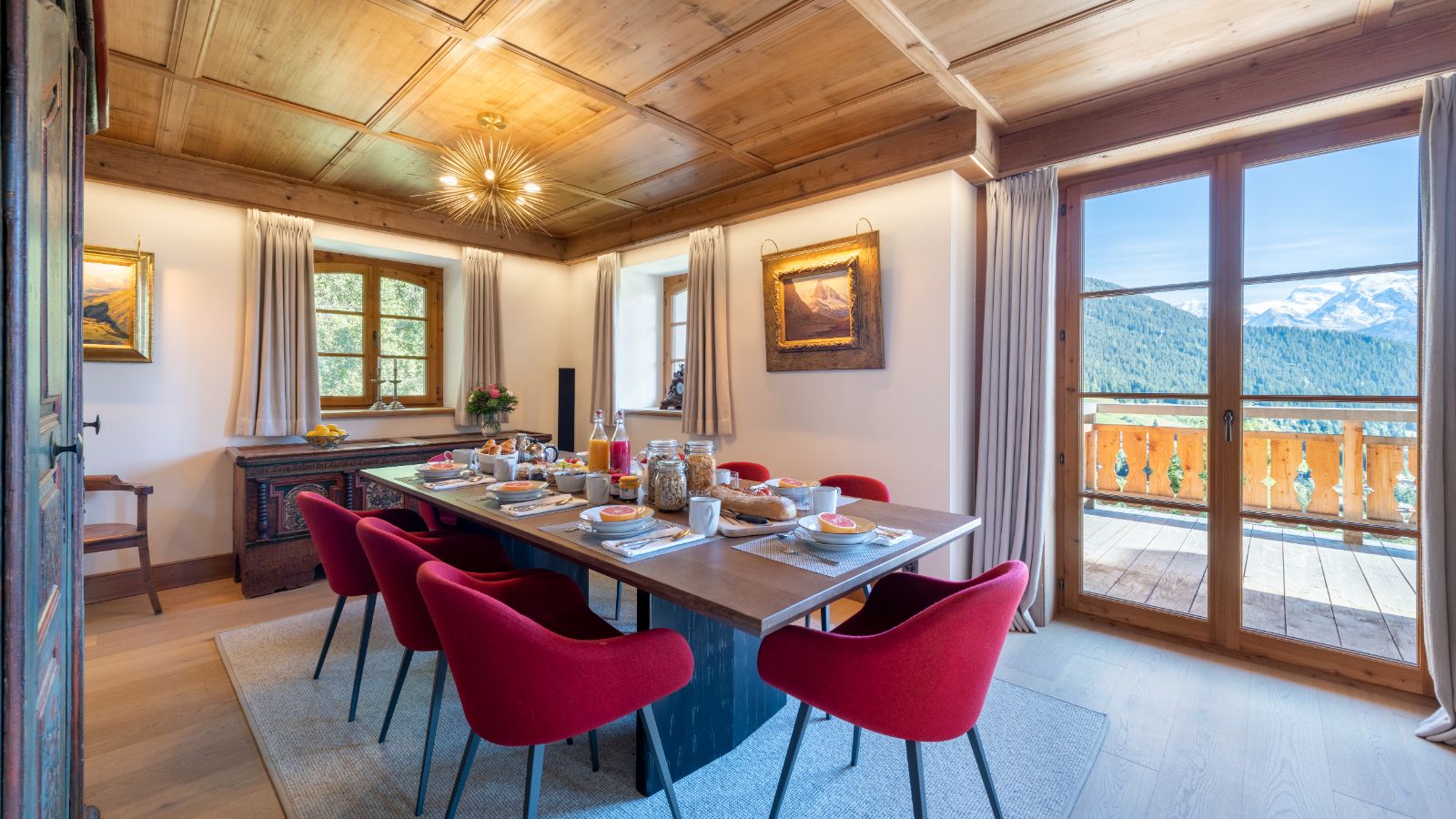 Luxury-ski-chalet-Verbier-Tire Bouchon-Oxford-Ski-Dinning table .jpg