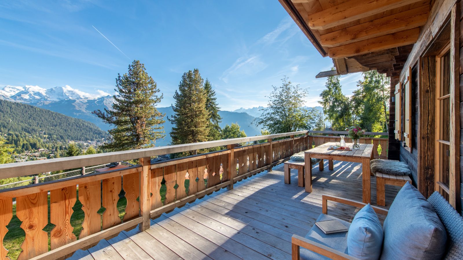 Luxury-ski-chalet-Verbier-Tire Bouchon-Oxford-Ski-Balcony.jpg