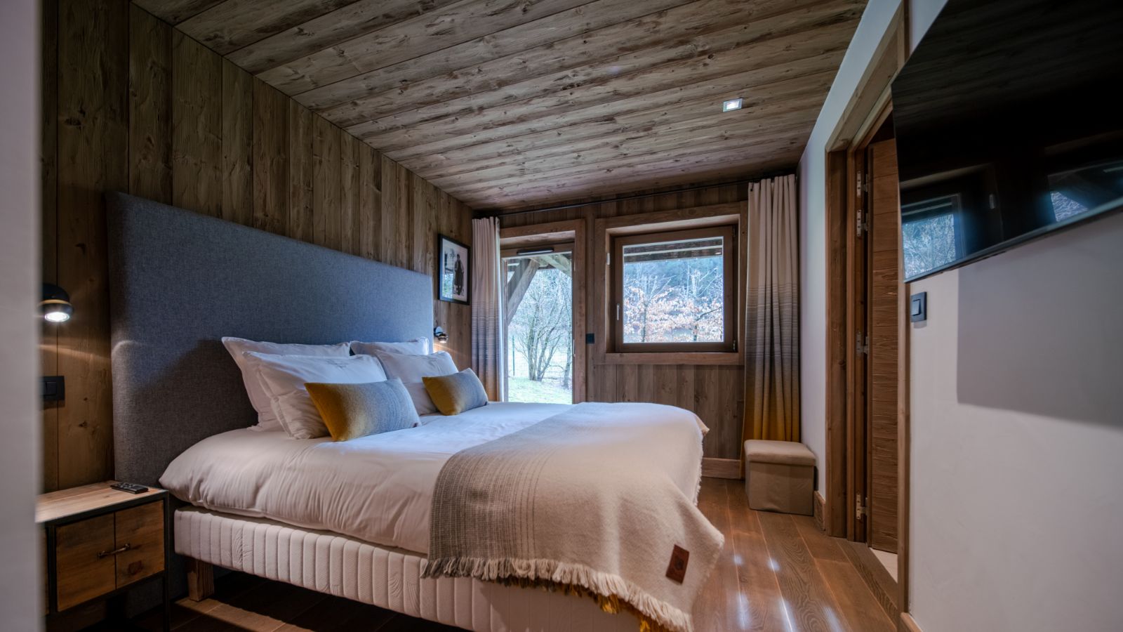 Luxury-ski-chalet-des-ours-osc-bedroom-1.jpg