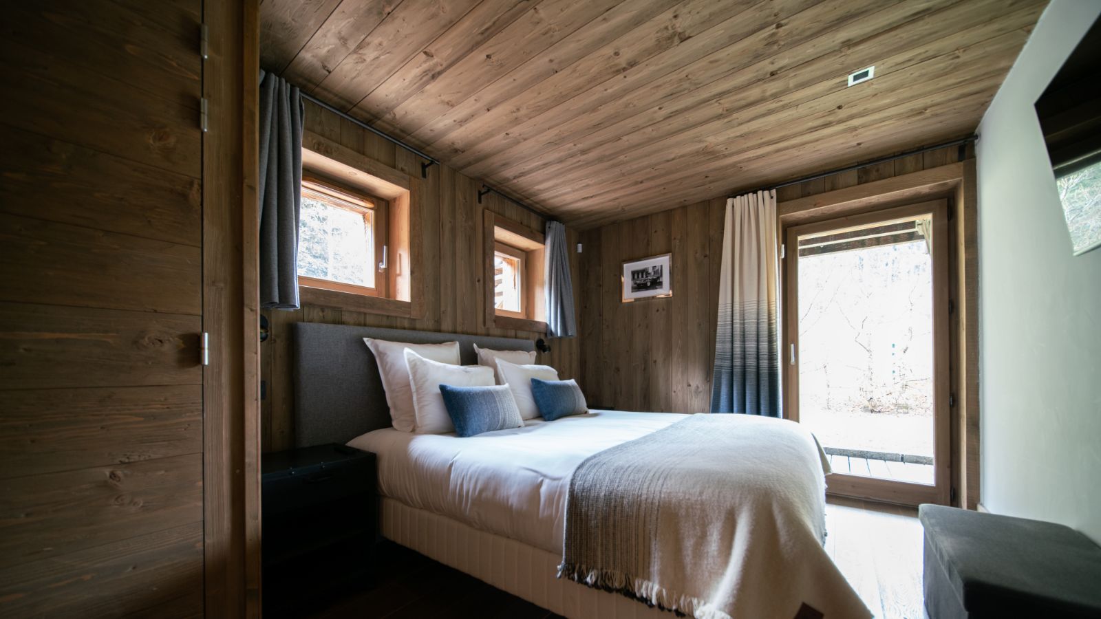Luxury-ski-chalet-des-ours-osc-bedroom-3.jpg