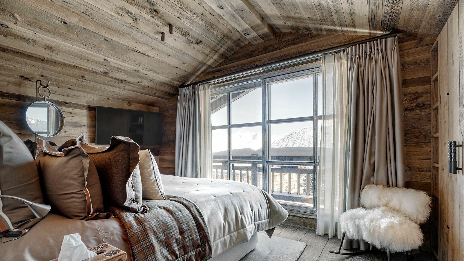 Luxury-ski-chalet-1850-monet-bedroom3.jpg