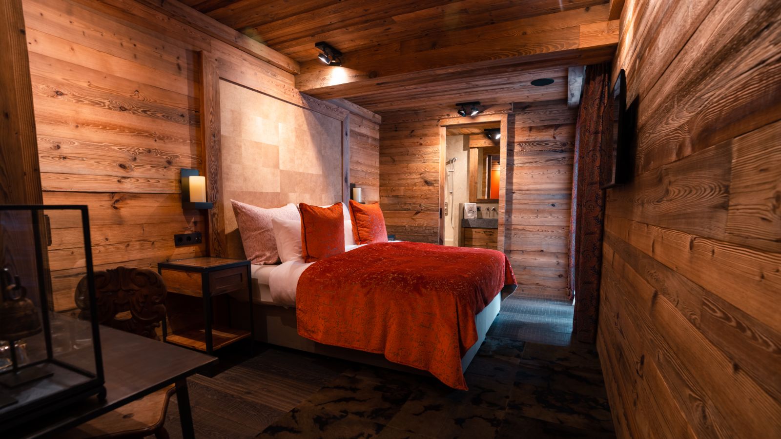 Luxury-Ski-Chalet-Lech-Chalet-1551-Oxford-Ski-Bedroom (6).jpg