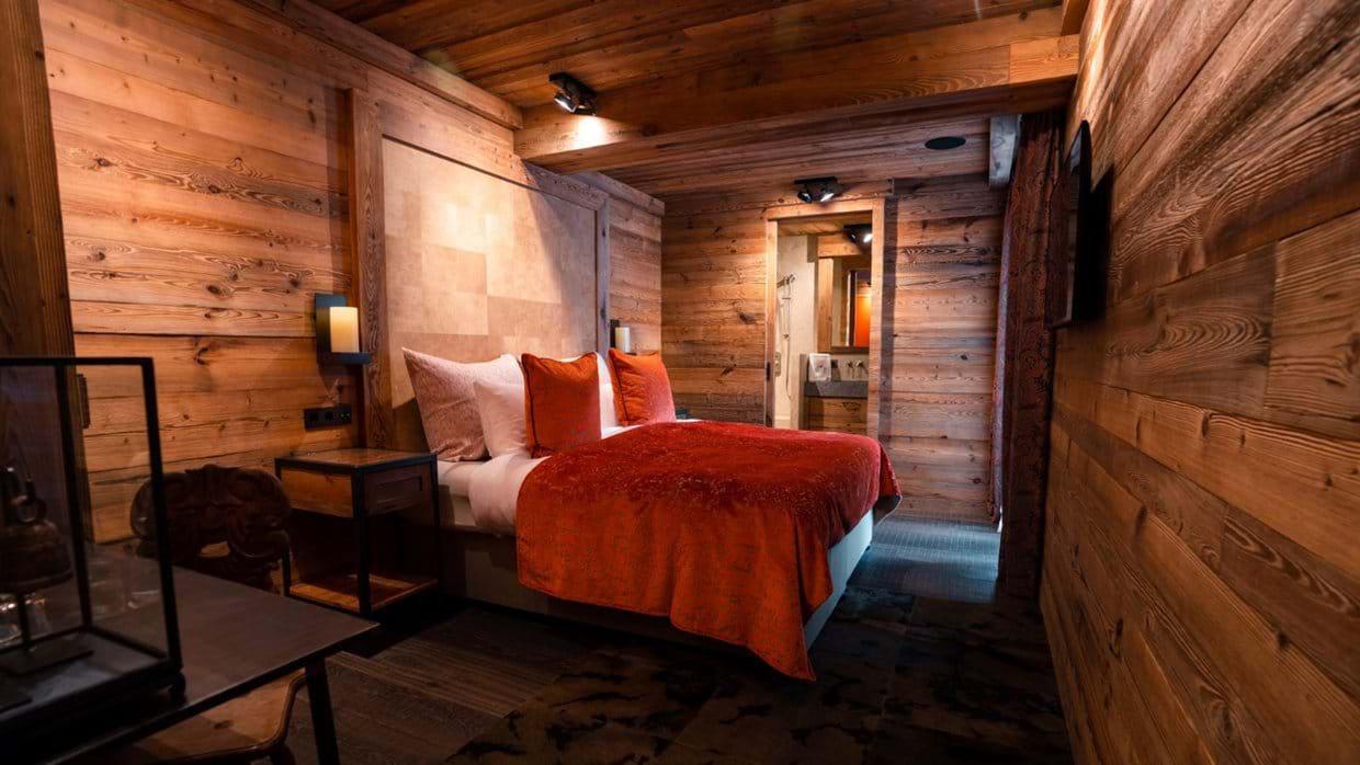 Luxury-Ski-Chalet-Lech-Chalet-1551-Oxford-Ski-Bedroom (6).jpg