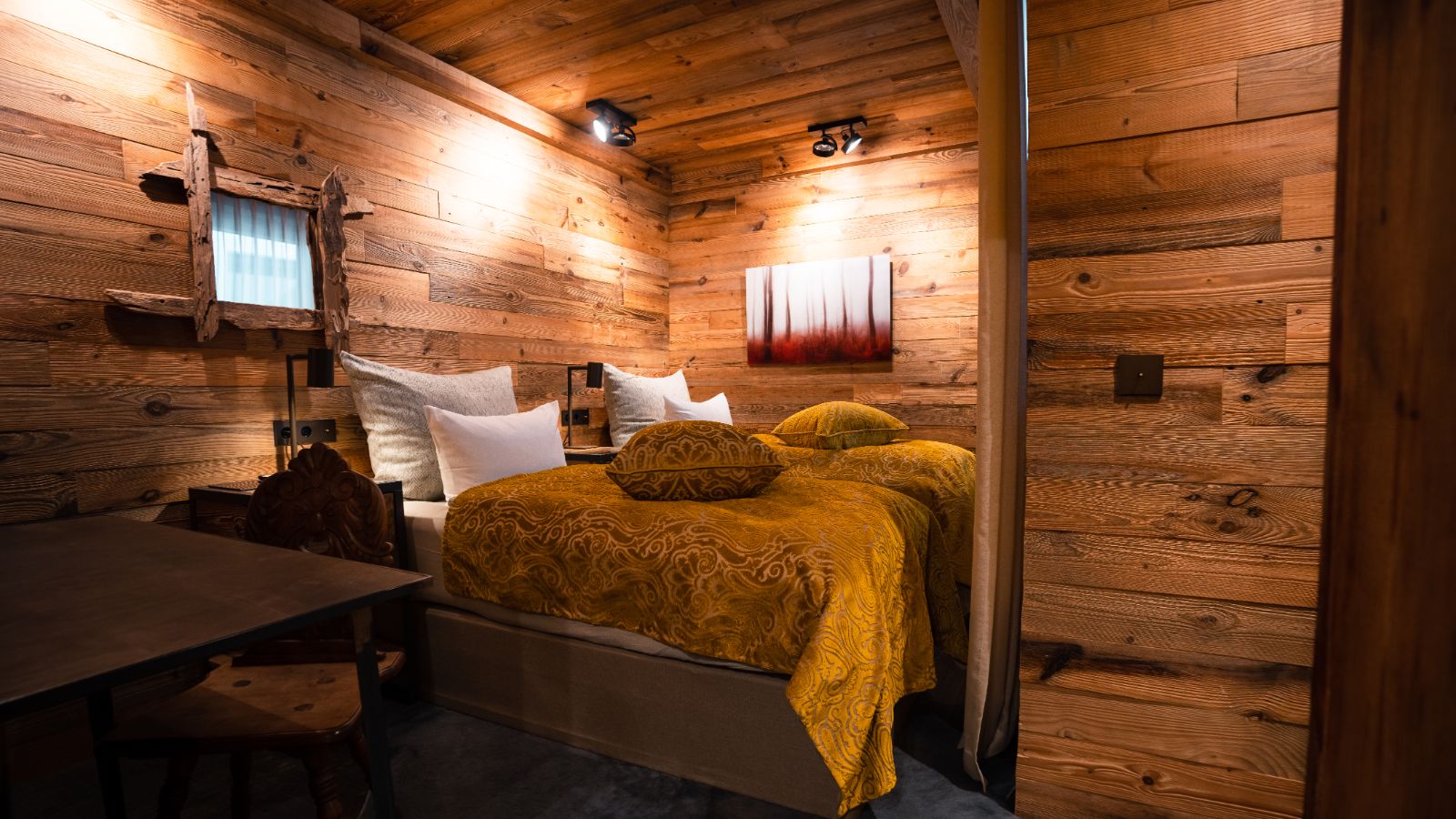 Luxury-Ski-Chalet-Lech-Chalet-1551-Oxford-Ski-Bedroom (7).jpg