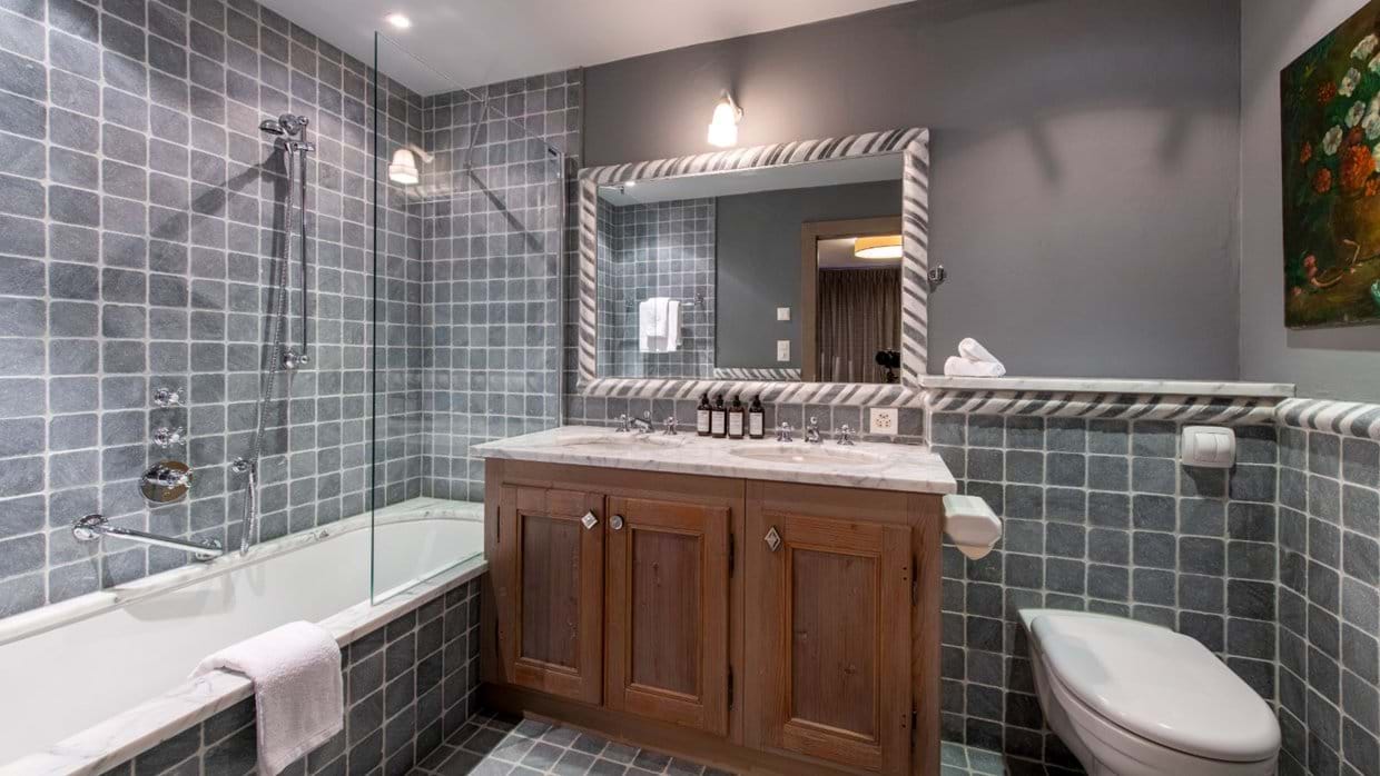 Luxury-ski-chalet-Verbier-Breithorn-Oxford-Ski-Bathroom(2).jpg