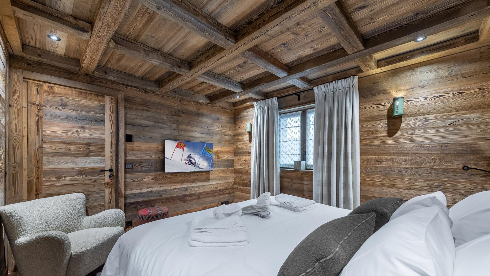 Luxury-ski-chalet-nanook-bedroom3.jpg