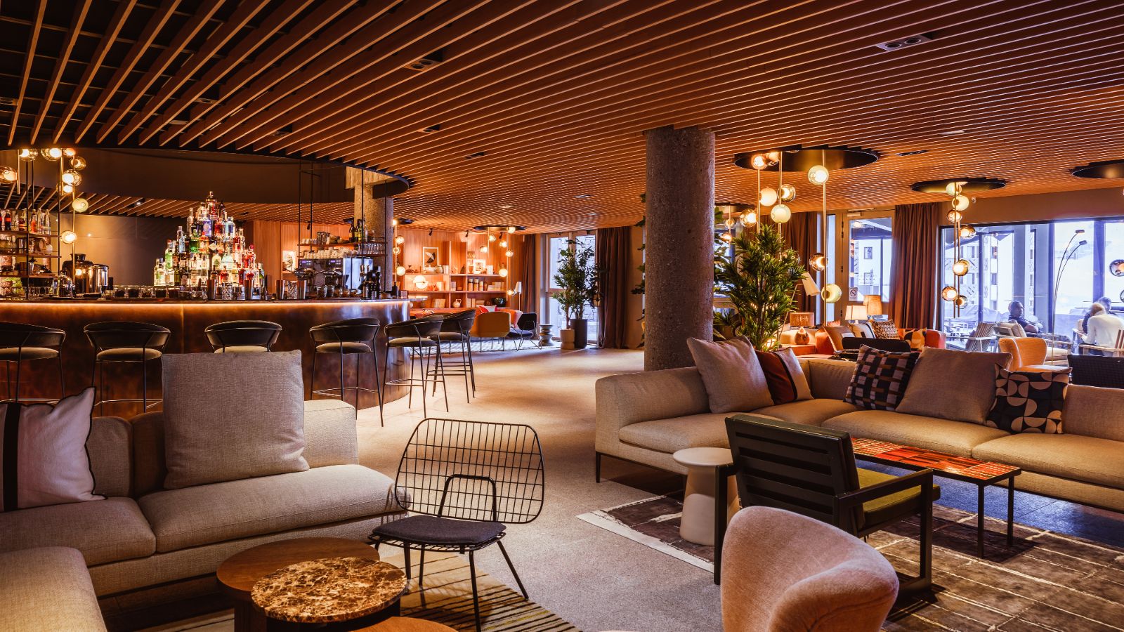 Luxury-Ski-Hotel-Val-Thorens-Altapura-Oxford-Ski-Bar2.jpg