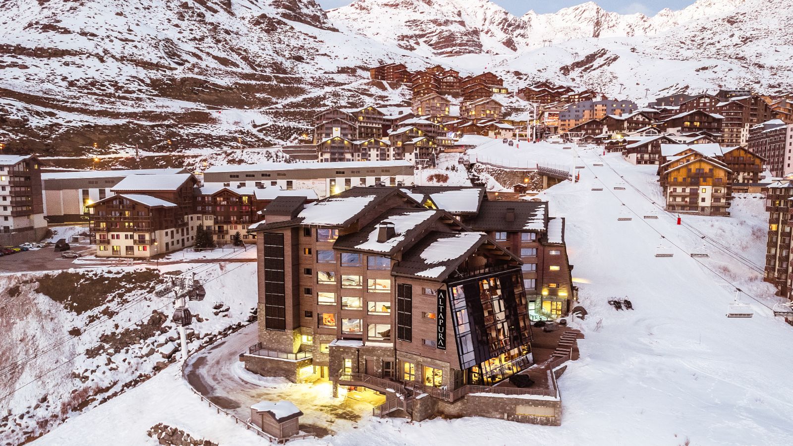 Luxury-Ski-Hotel-Val-Thorens-Altapura-Oxford-Ski-Exterior.jpg