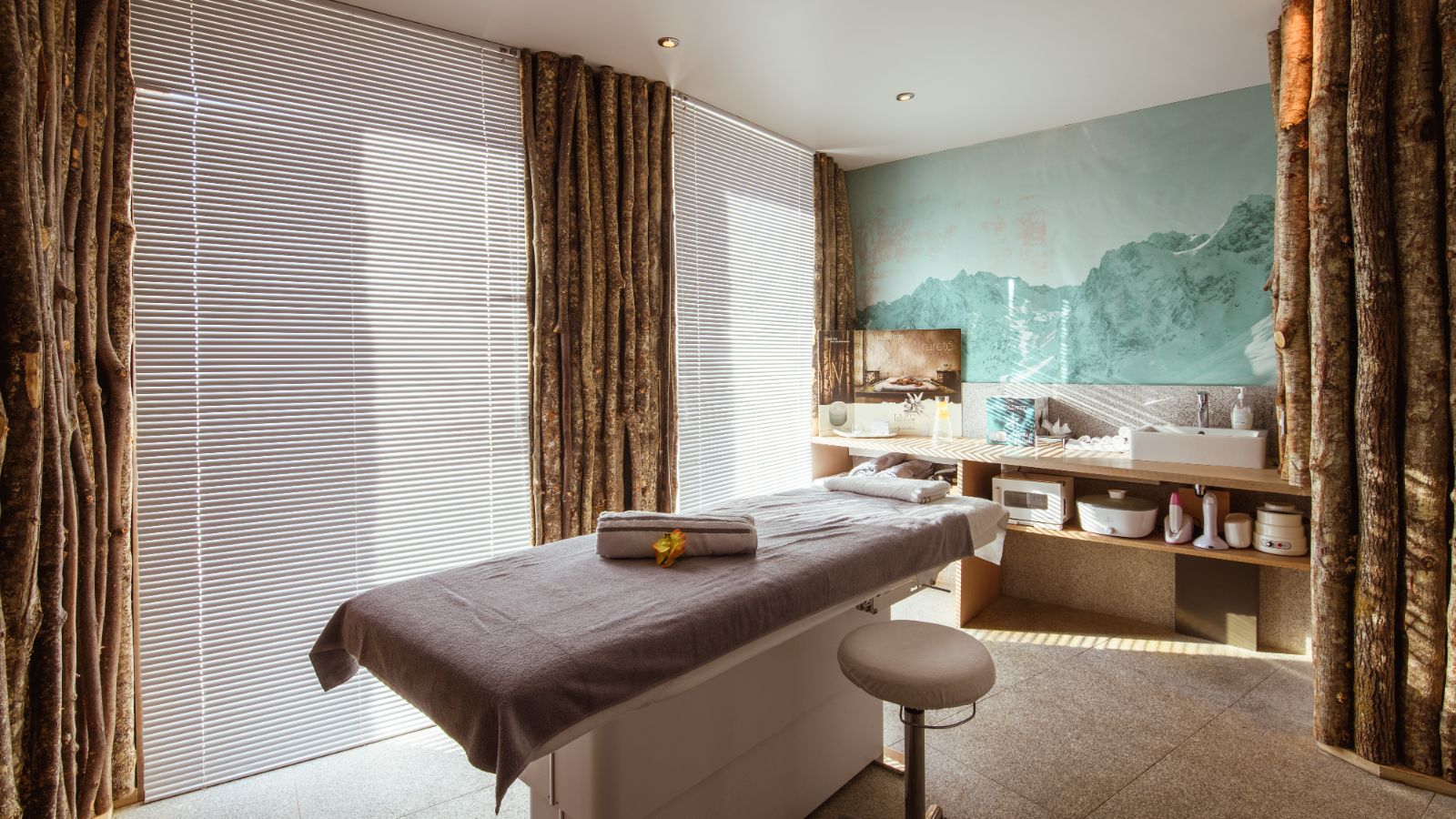 Luxury-Ski-Hotel-Val-Thorens-Altapura-Oxford-Ski-Treatment-Room.jpg