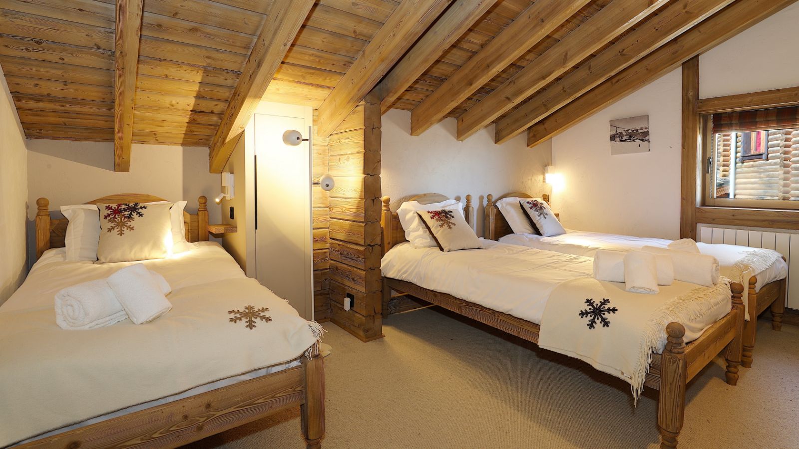 luxury-ski-chalet-aurelia-oxfordski-bedroom1.jpeg
